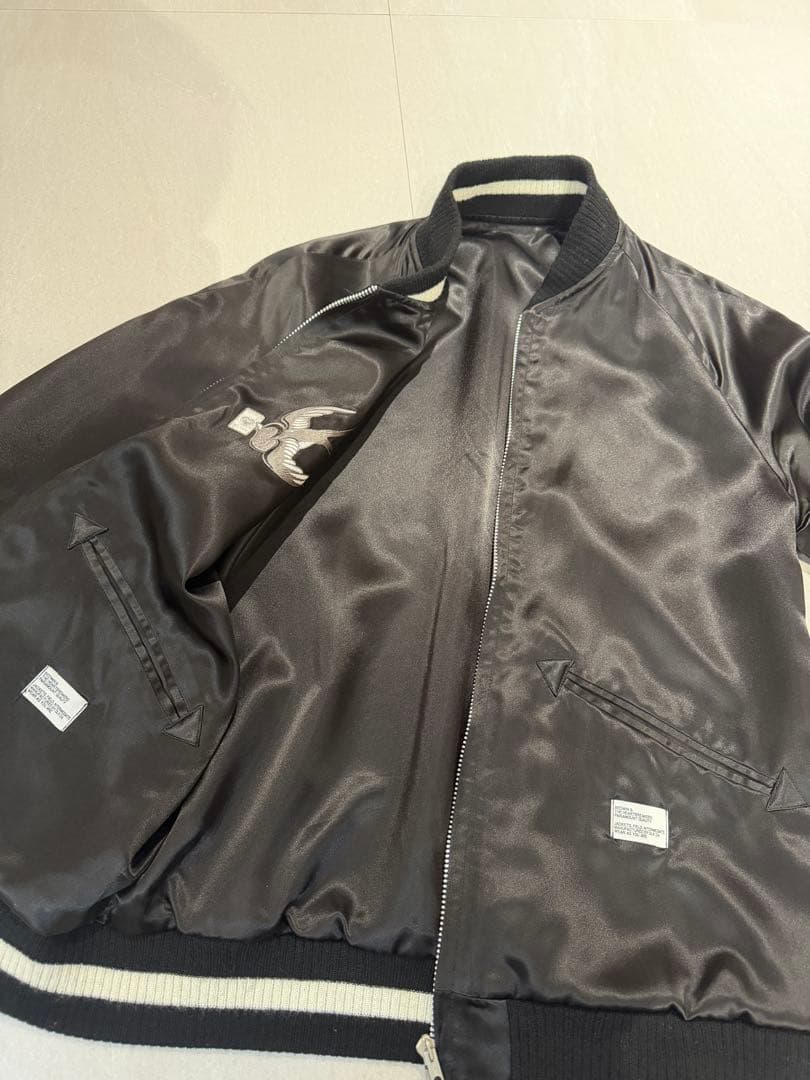 【超美品】高級感溢れるサテン地 ツバメ刺繍 ボンバージャケット 黒
