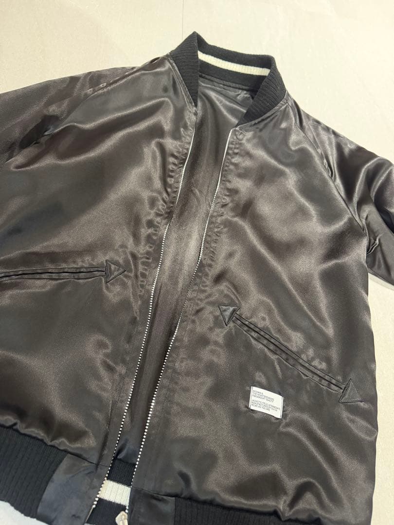 【超美品】高級感溢れるサテン地 ツバメ刺繍 ボンバージャケット 黒