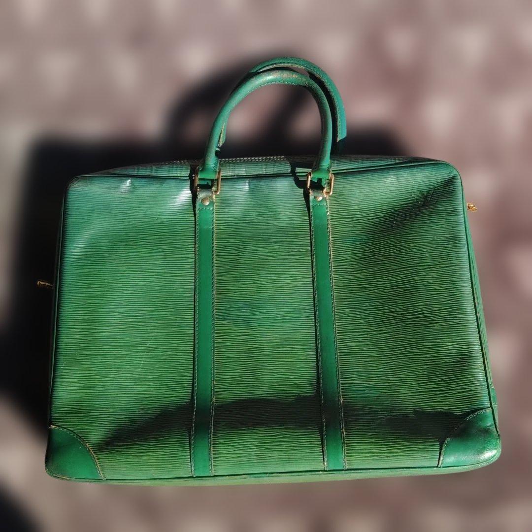 LOUIS VUITTON 廃盤エピ ポルトドキュマン ヴォワヤージュ