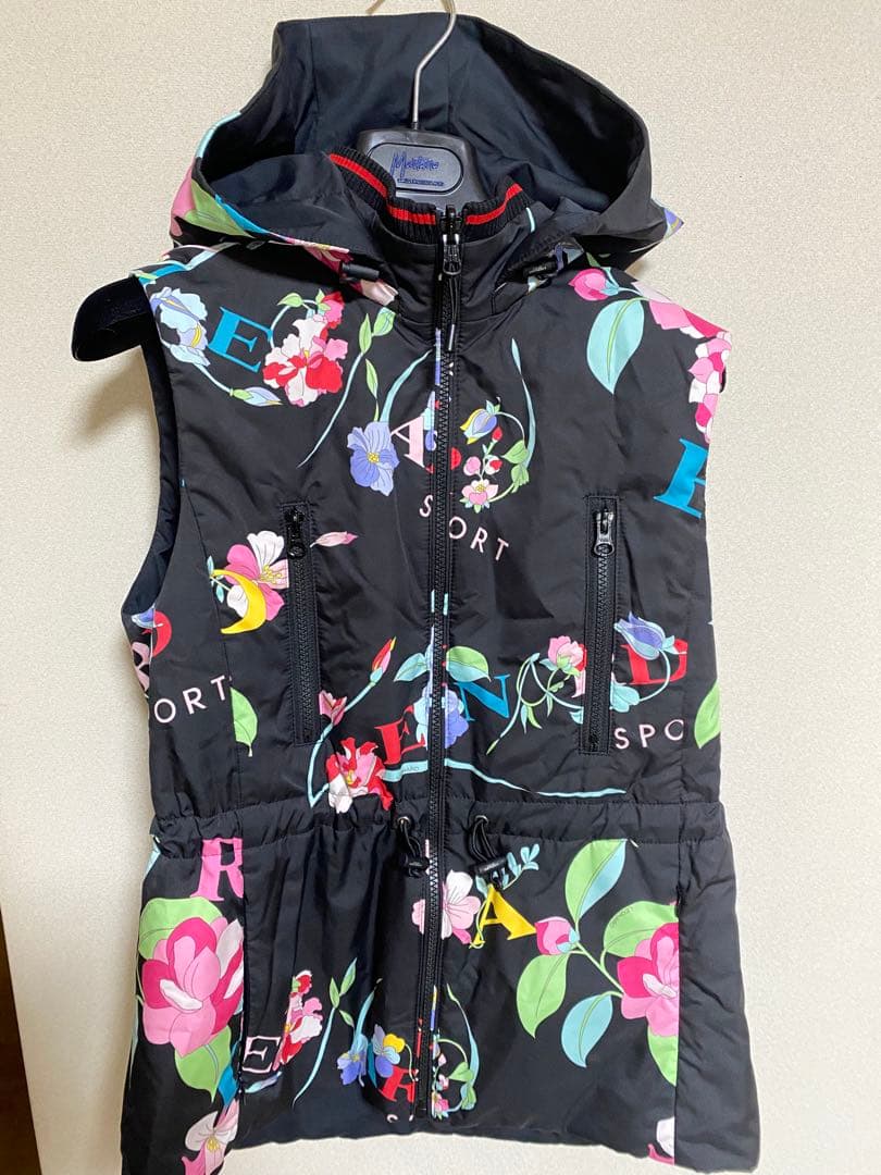 レオナール　LEONARD sport 花柄ポケット付きダウンベスト