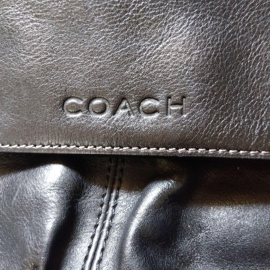 コーチ斜めがけバッグ　　ロゴ型押し　レザー　黒　A4可能