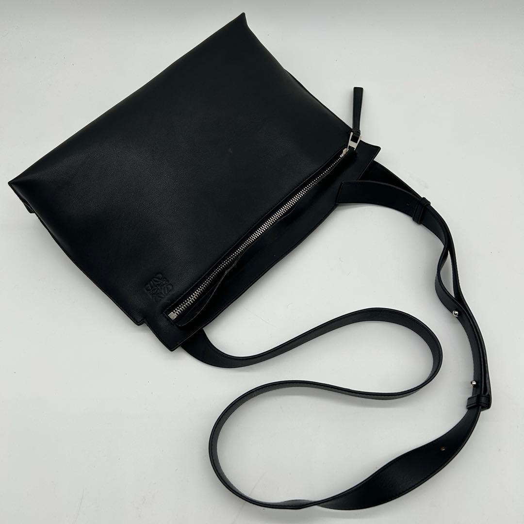 【美品】ロエベ Tメッセンジャー ショルダーバッグ アナグラム レザー 黒