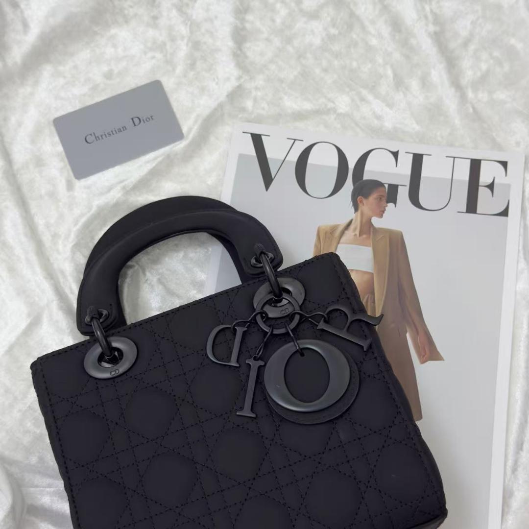 マットブラックハンドバッグです