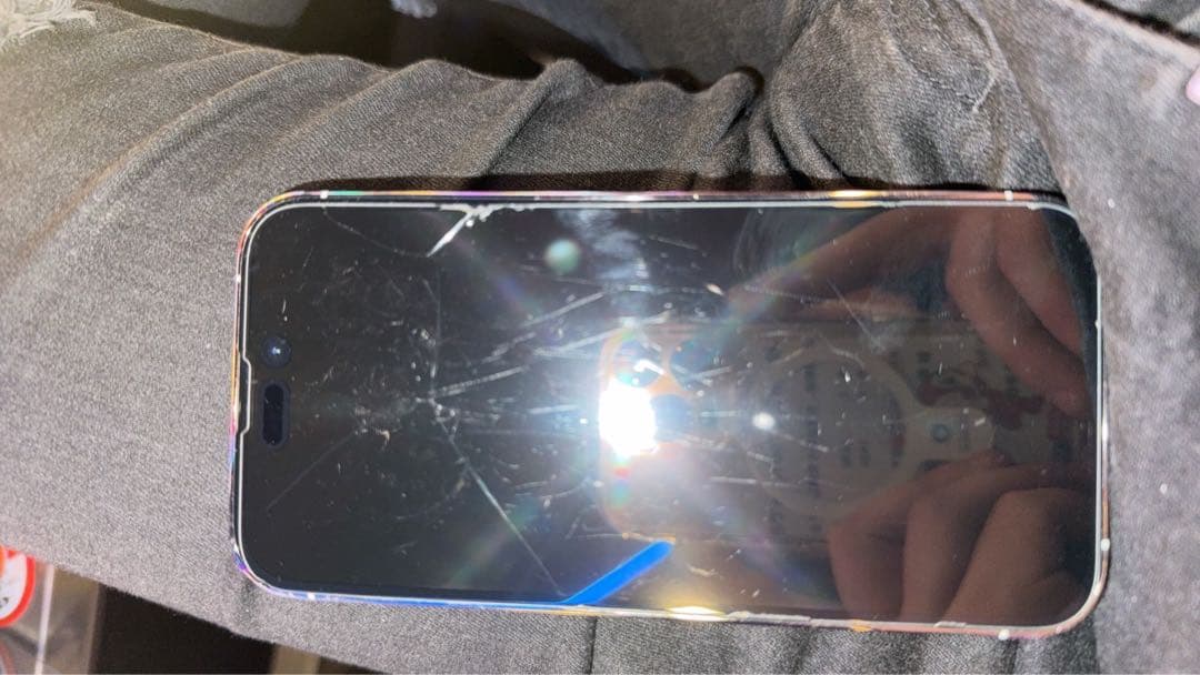 iPhone 14Pro ひび割れあり