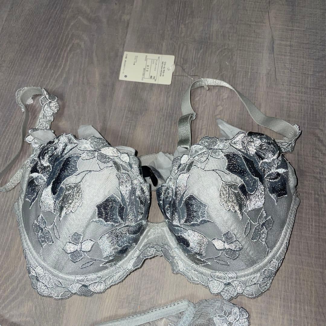 花柄刺繍 グレー ブラジャーショーツ２枚セット　D70 salute ワコール