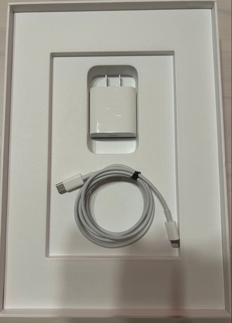 美品✨️iPad 第9世代 64GB 箱、充電器付き、WiFi 本体