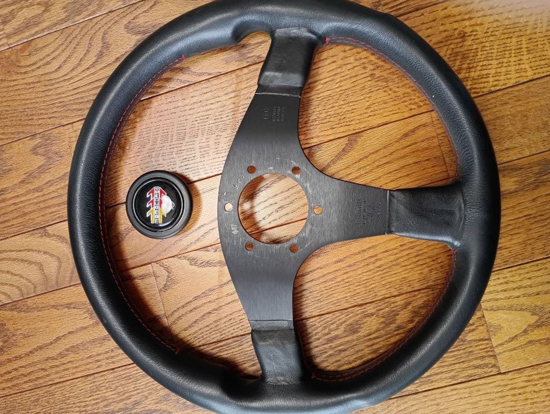 MOMO　コルセ レザー ステアリングホイール　直径35センチ　赤ステッチ