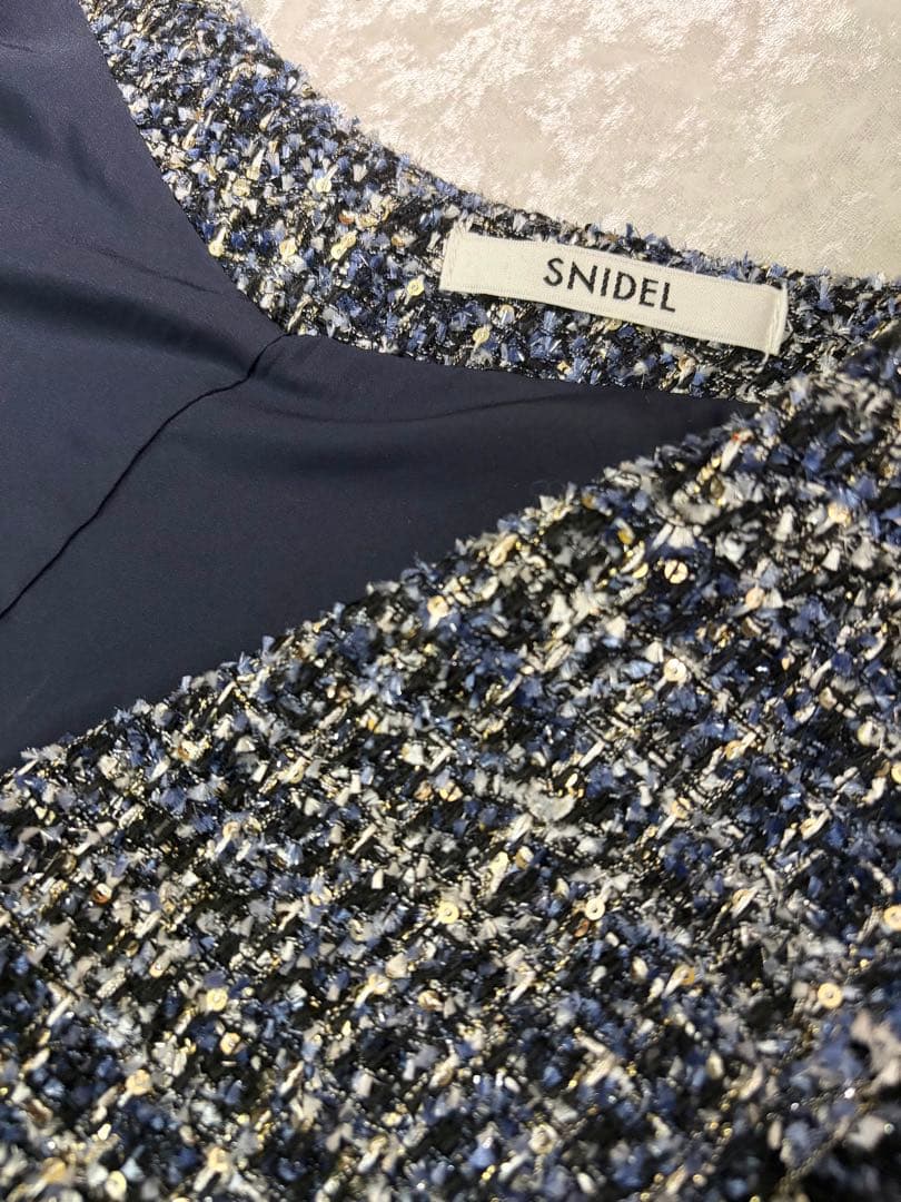 SNIDEL Vネックツイードジャンスカ【カンヘウォン着用】 ネイビー