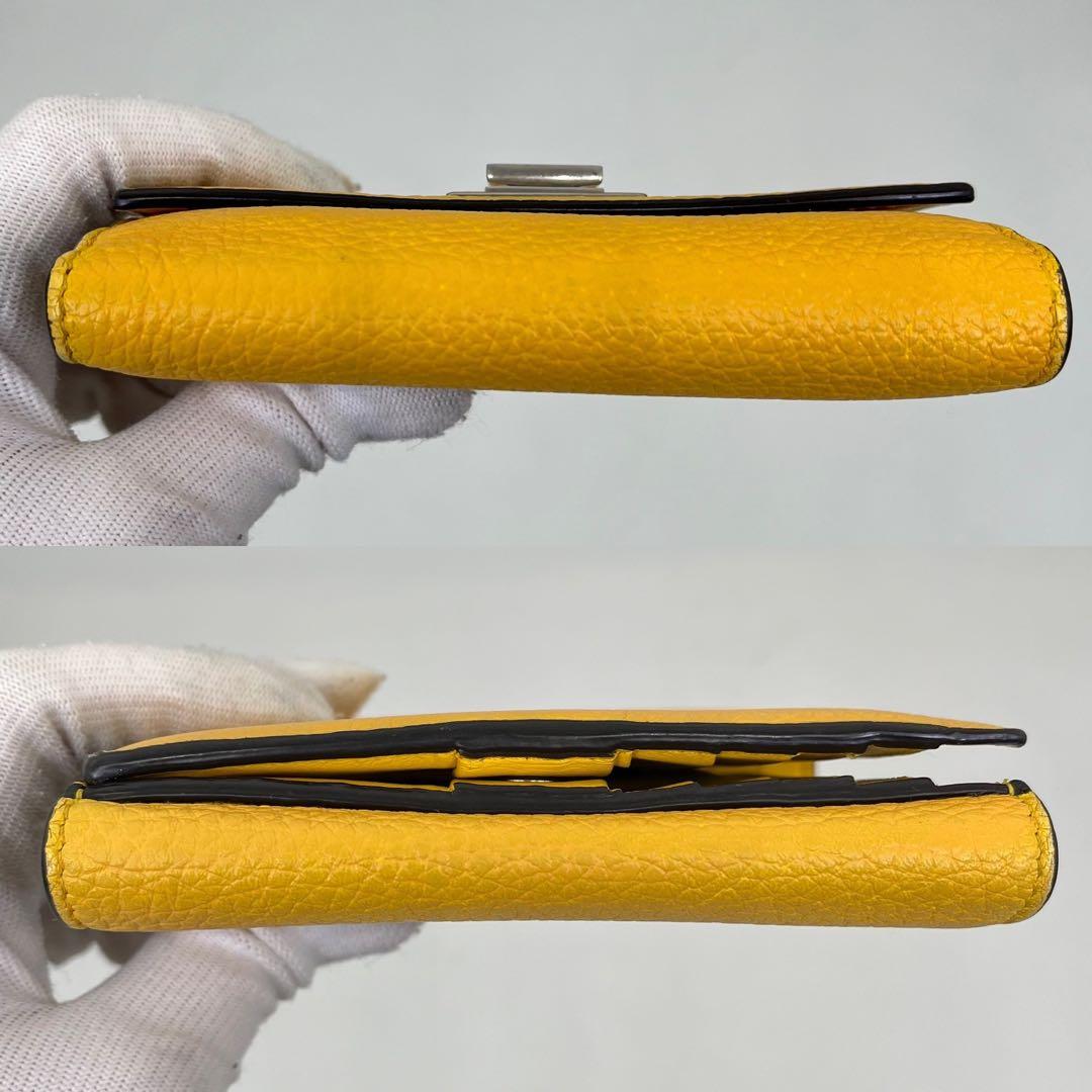FENDI 二つ折り財布 ピーカブー ターンロック ロゴ型押し イエロー レザー