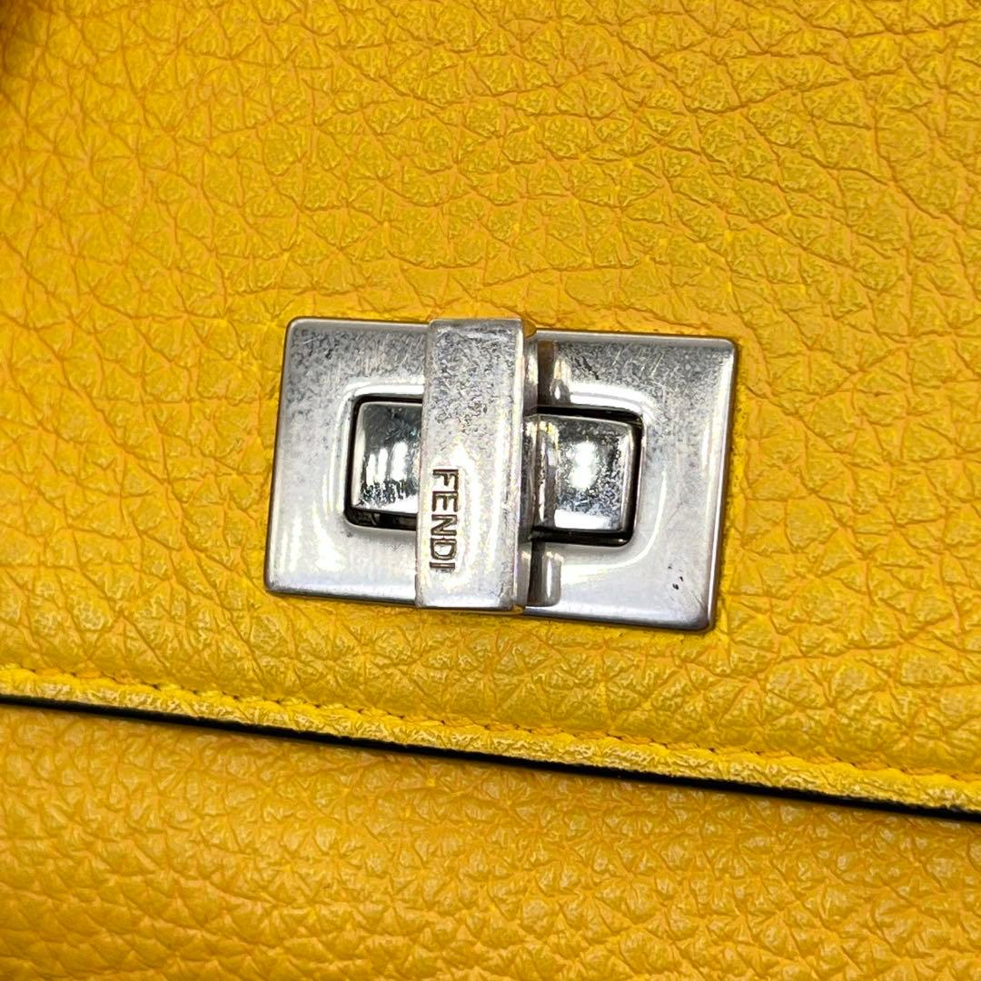 FENDI 二つ折り財布 ピーカブー ターンロック ロゴ型押し イエロー レザー