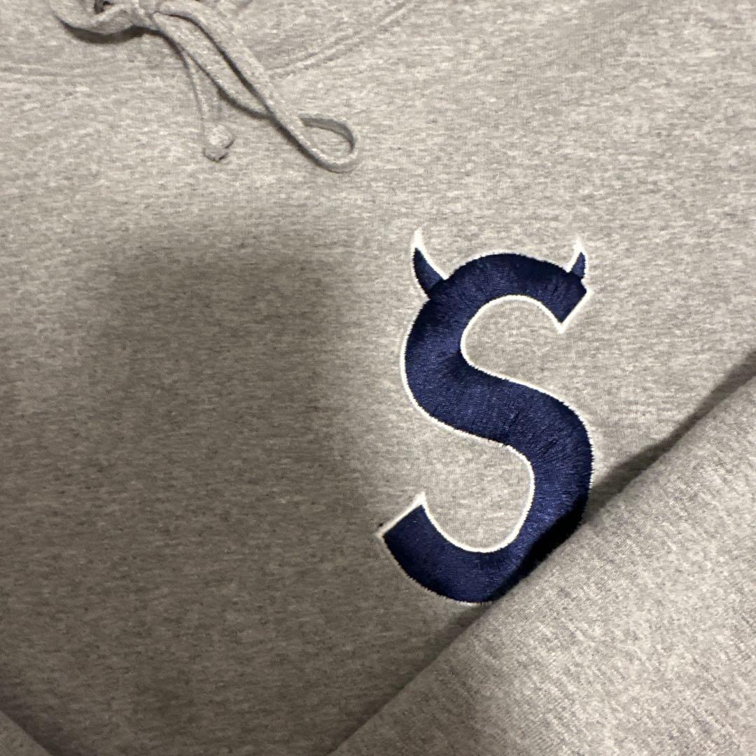 supreme Sロゴツノパーカー