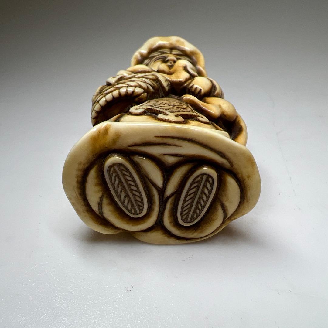 時代　女性に犬大振根付　高さ7.3㎝/39g 東Y8-0204☆2F