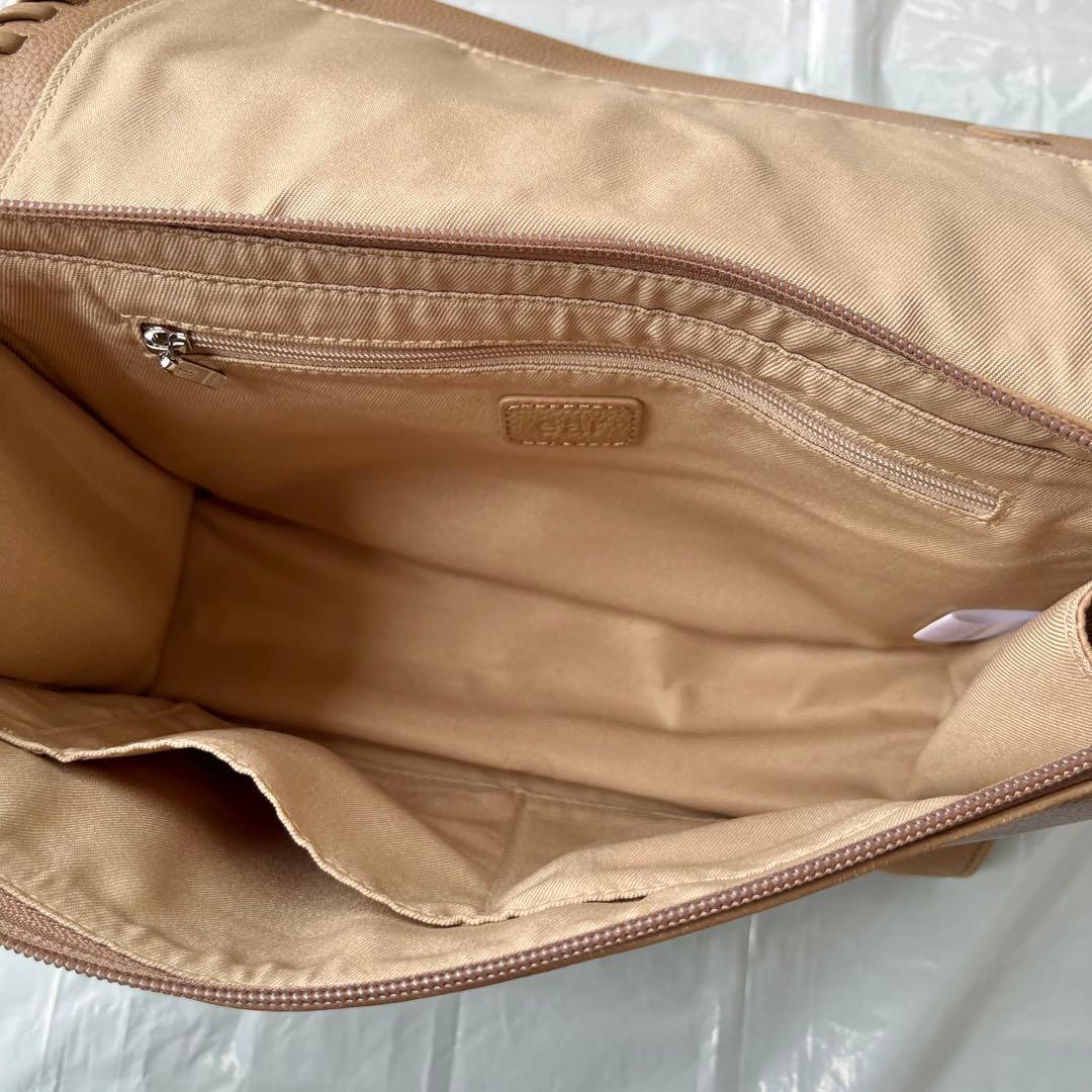 イアパピヨネ 柄ワイドテープショルダーバッグ 本革 ボディバッグ キャメル