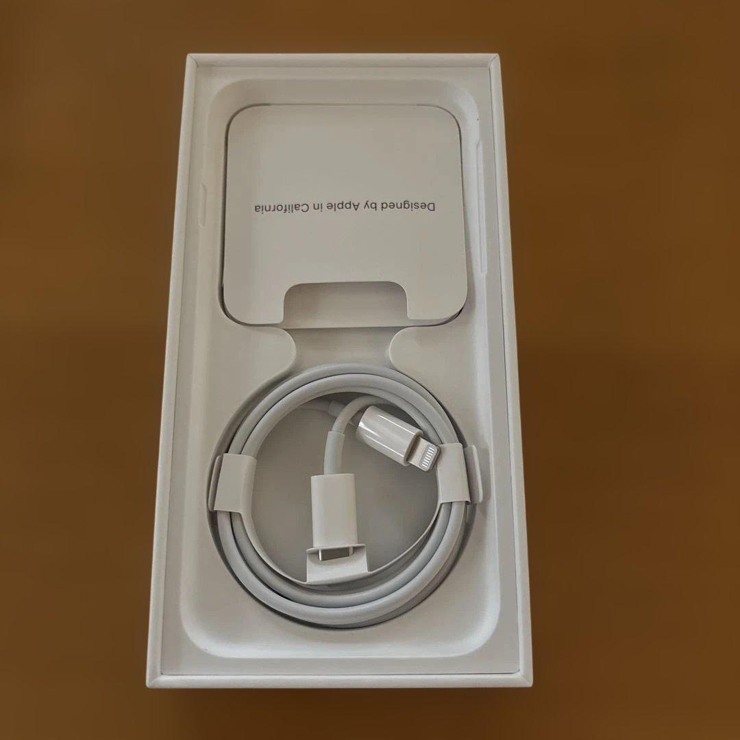 た*け様 Apple iPhone SE 第3世代　ホワイト 本体 充電ケーブル