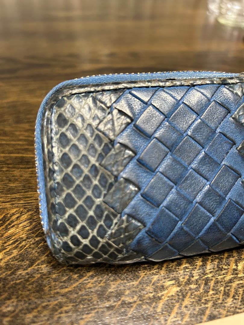 Bottega Veneta ケース 青 イントレチャート　パイソン