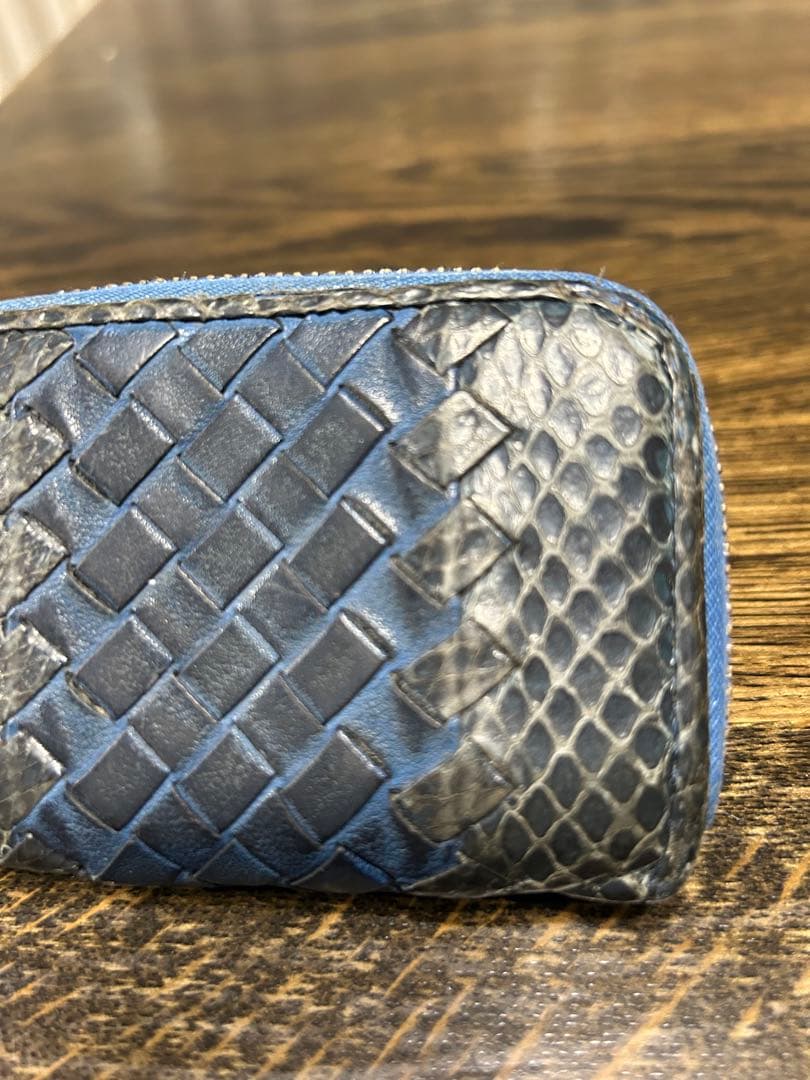 Bottega Veneta ケース 青 イントレチャート　パイソン