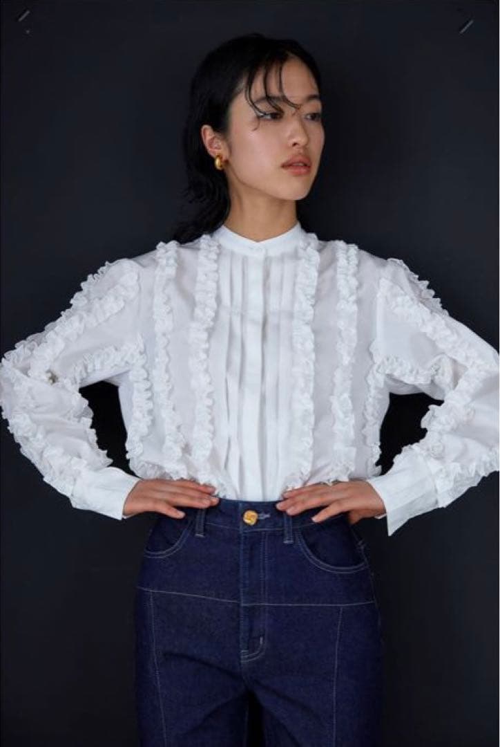 MEER. メーア　WHIP RUFFLE BLOUSE(WHT)