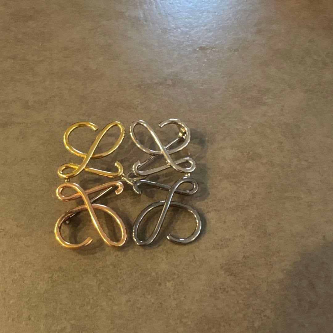 ロエベ　ブローチ　マルチカラー