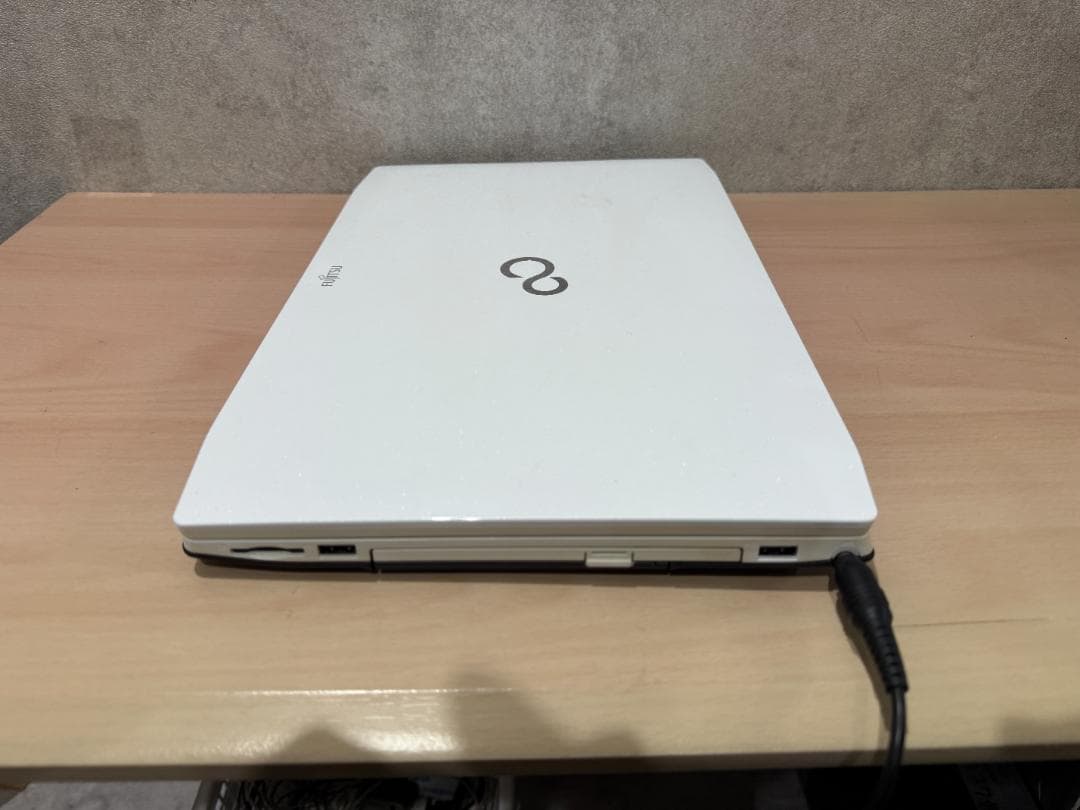 LIFEBOOK AH77/K ホワイトノートPC 薄型 ACアダプター付き