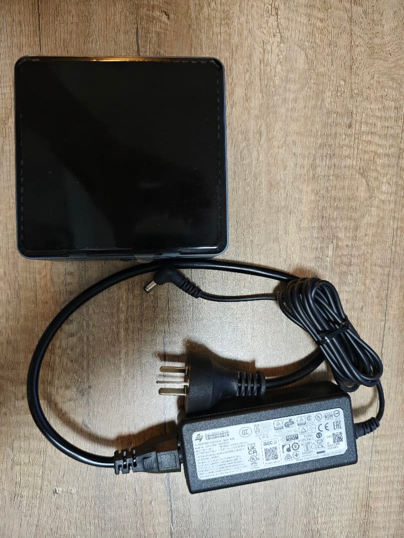 ミニPC Intel NUC Mini PC Kit NUC7CJYHN