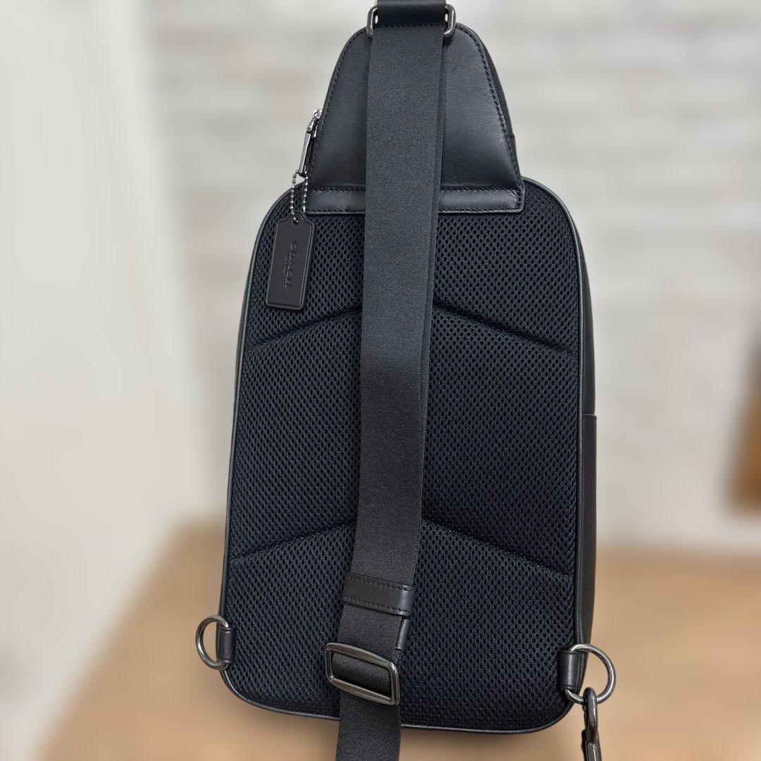 美品　COACH ブラック ボディバッグ