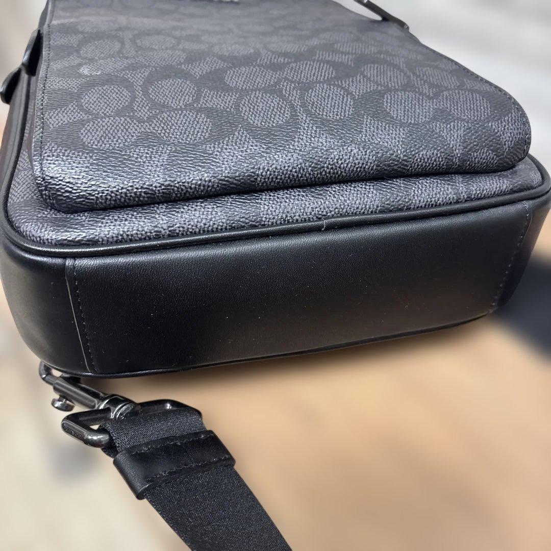 美品　COACH ブラック ボディバッグ