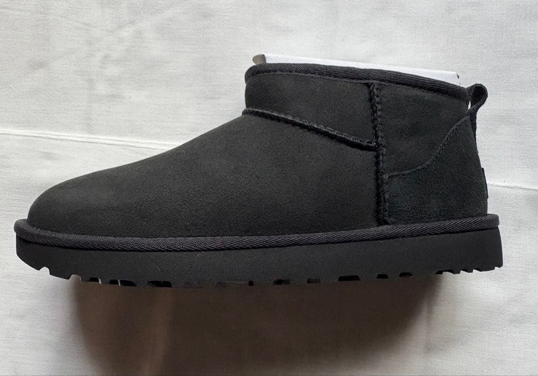 「新品」UGG ウルトラミニ　US8 黒 ムートンブーツ