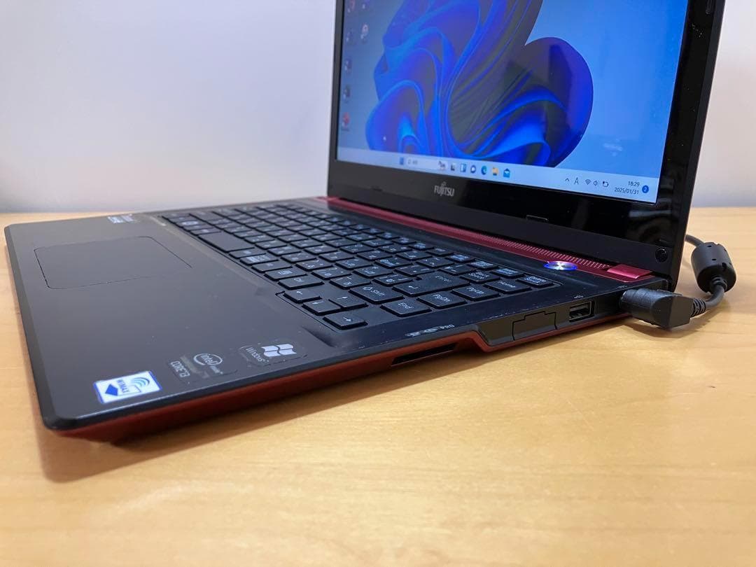 富士通　ノートパソコン　COREi3/SSD128/メモリ8/オフィス付