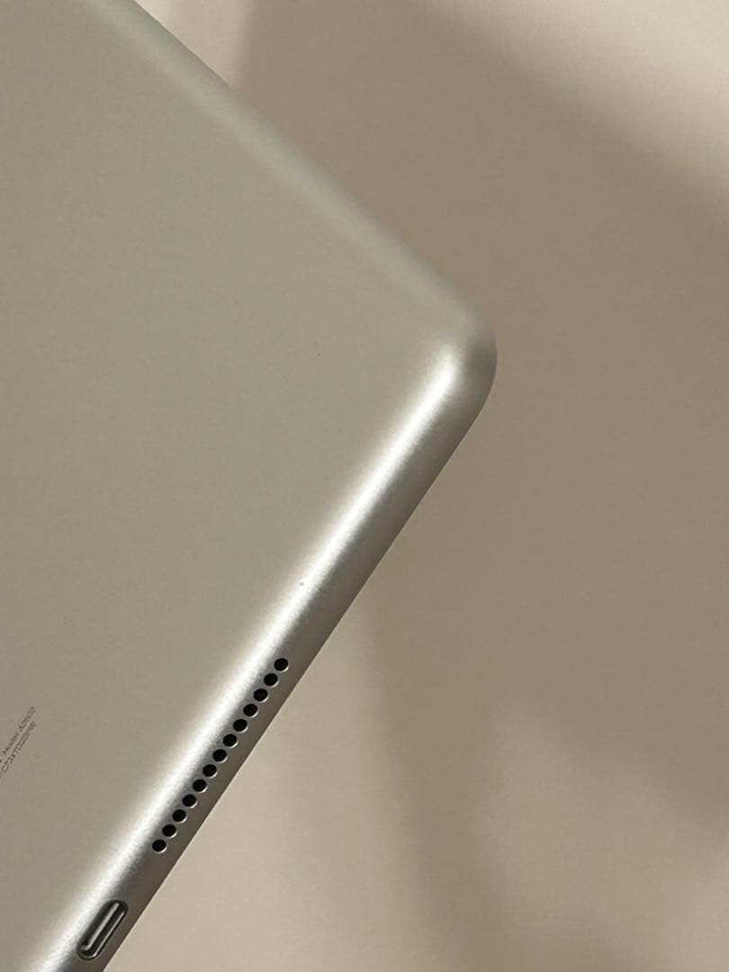 Apple iPad 第9世代シルバー 本体　Wi-Fiモデル256GB