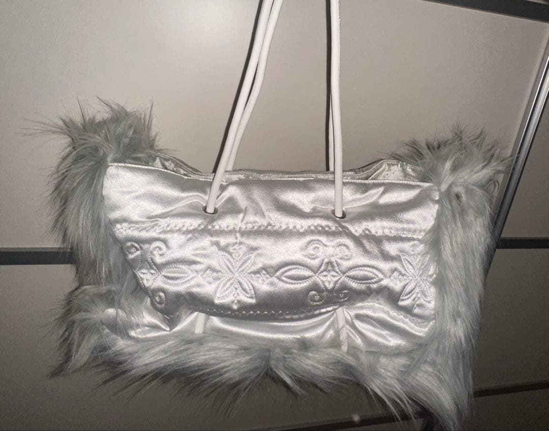 sculptor fluffy slouchy satin bag グレー