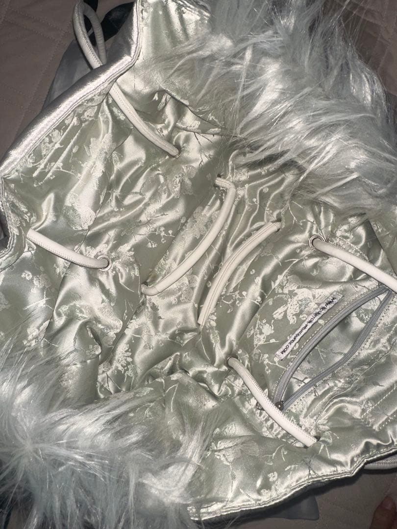 sculptor fluffy slouchy satin bag グレー