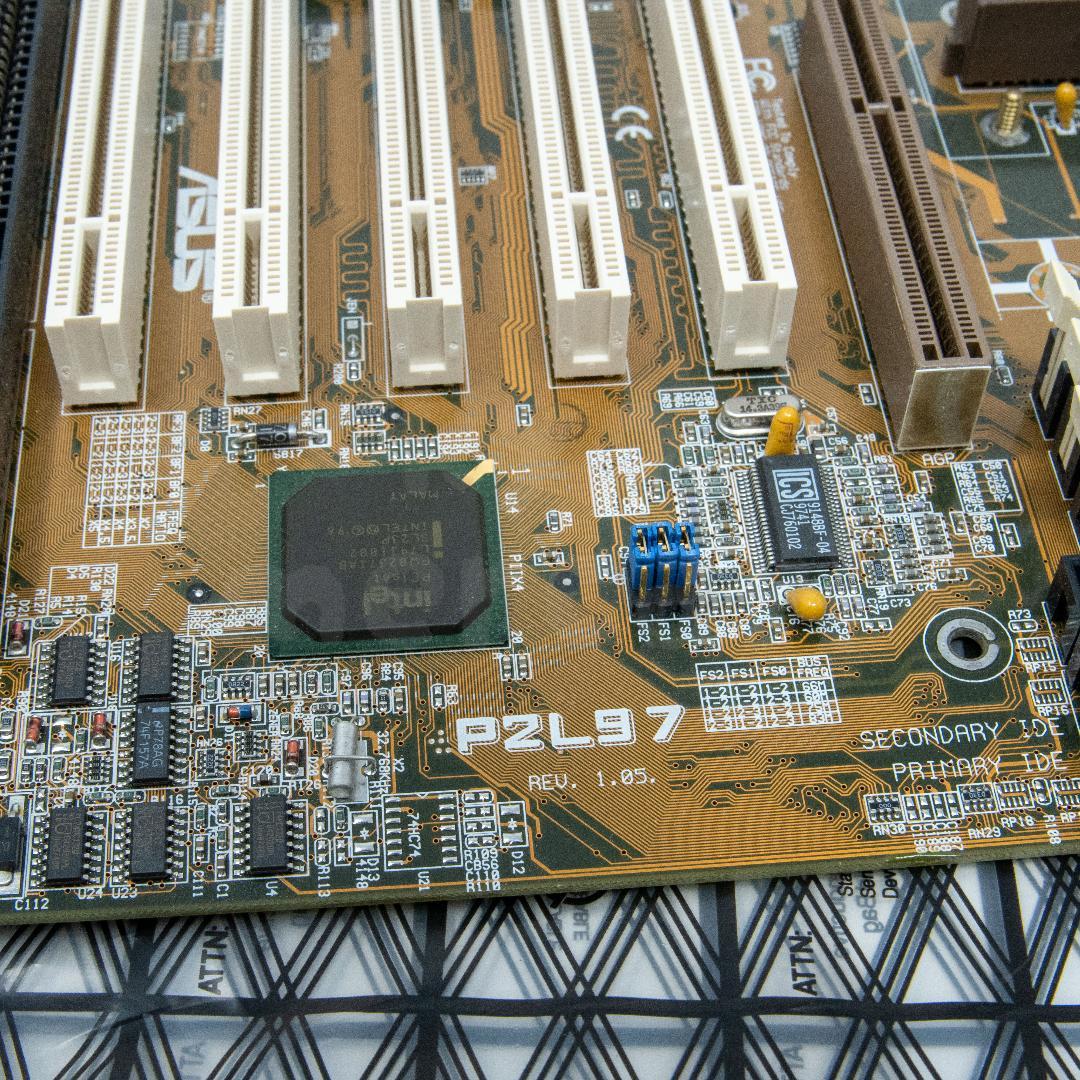 ASUS P2L97 Slot1マザーボード Celeron300A時代の名機