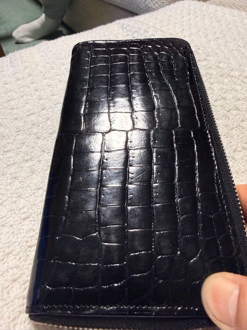 高級感のある本クロコダイル（ワニ革）を使用したラウンドファスナー長財布