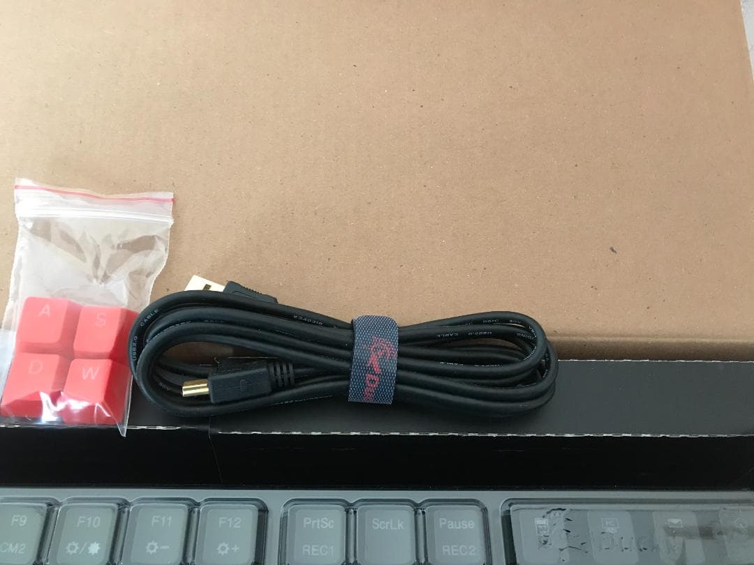 ★送料込 新品青色光るメカニカルキーボードDuckyDK9008Shine2★