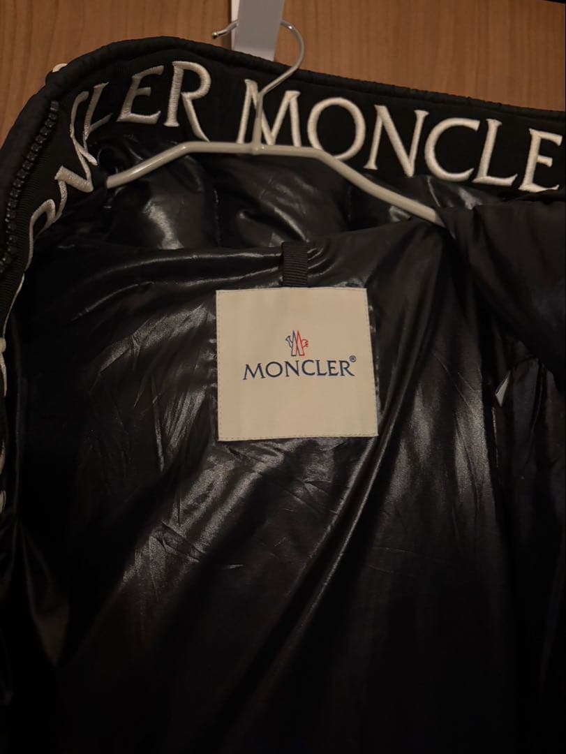 MONCLER ブラックダウンジャケット