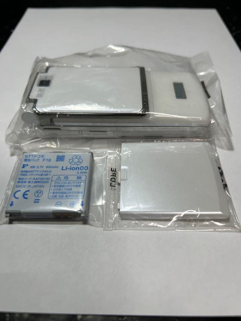 NTT ドコモ　F905i パールホワイト