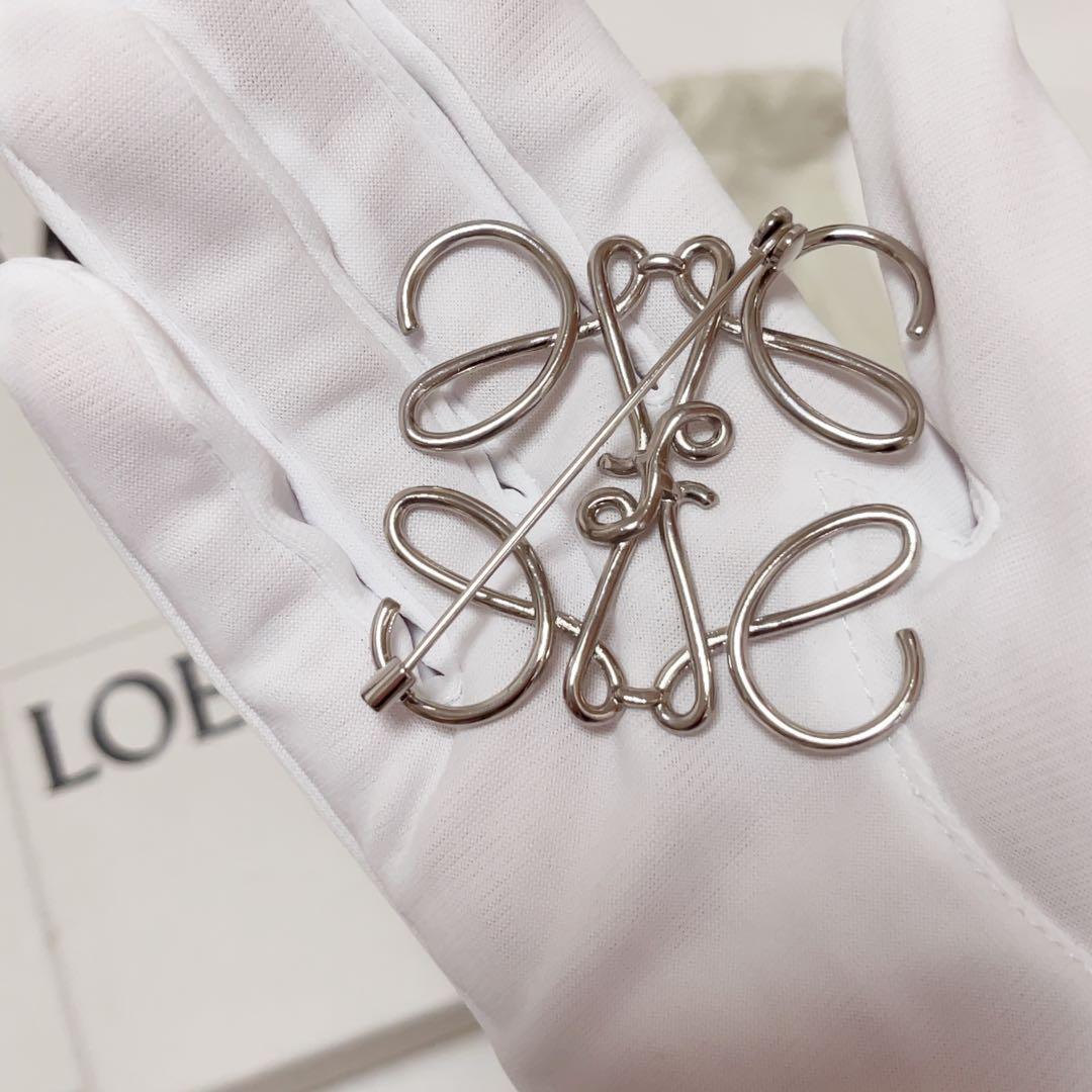 LOEWE（ロエベ）アナグラム ブローチ シルバー
