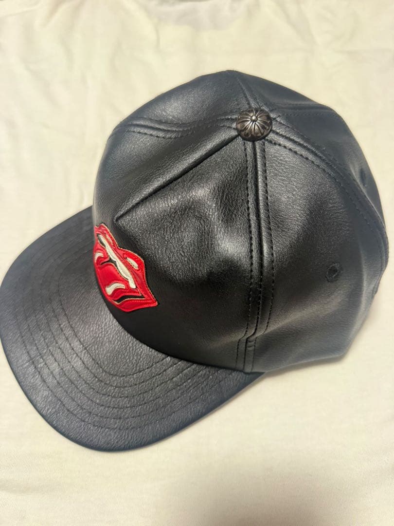 ロゴ付きレザー風黒キャップ