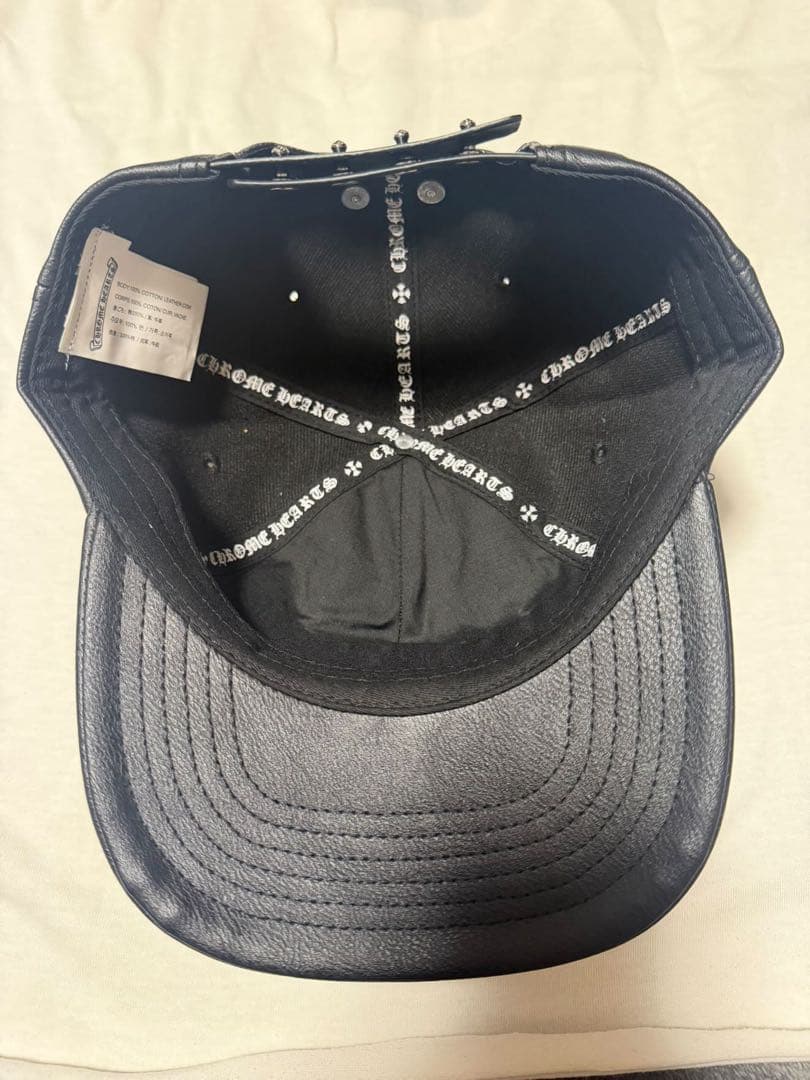 ロゴ付きレザー風黒キャップ