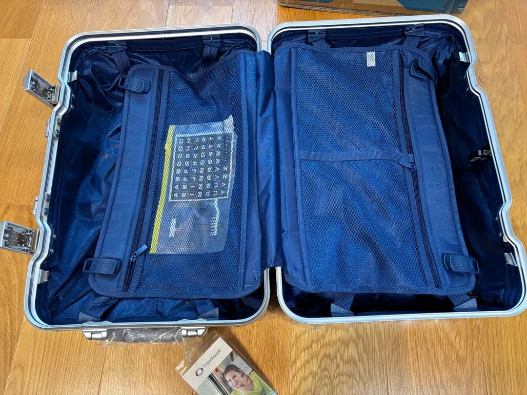 Travelhouse シルバー キャリーケース 中型