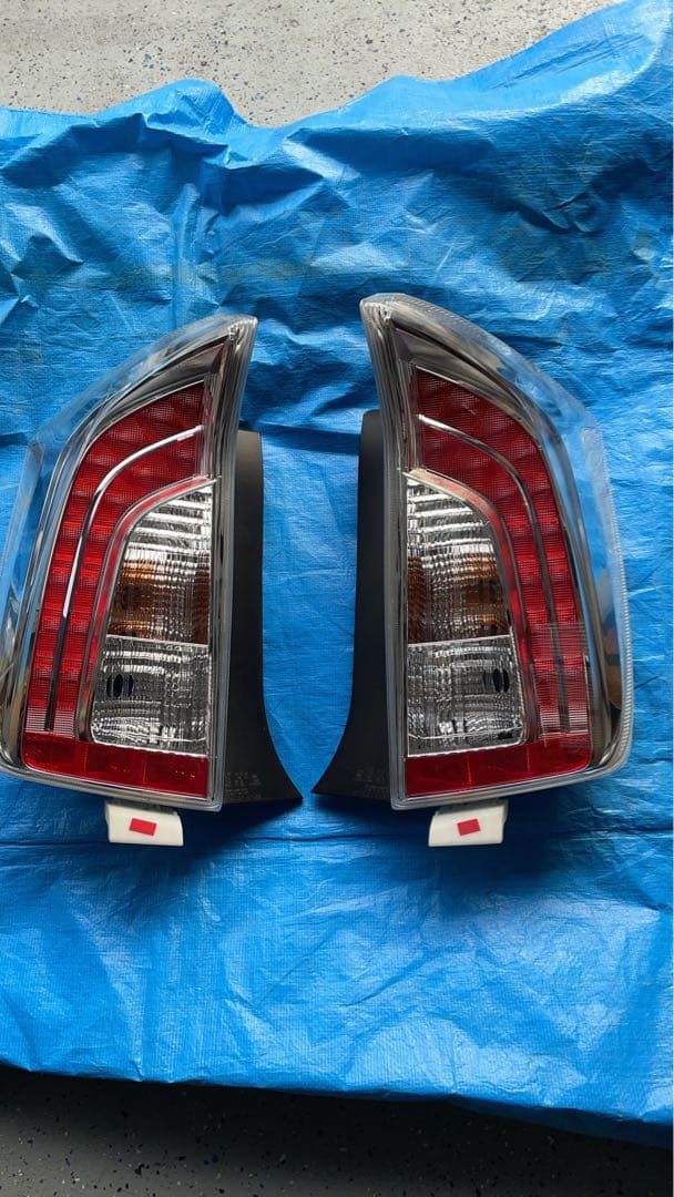 30プリウス後期純正テールランプ