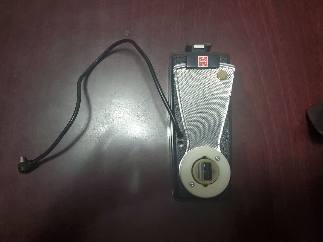 昭和レトロ　カメラ２台　ストロボフラッシュ１台　発光器１台　全てケース付き