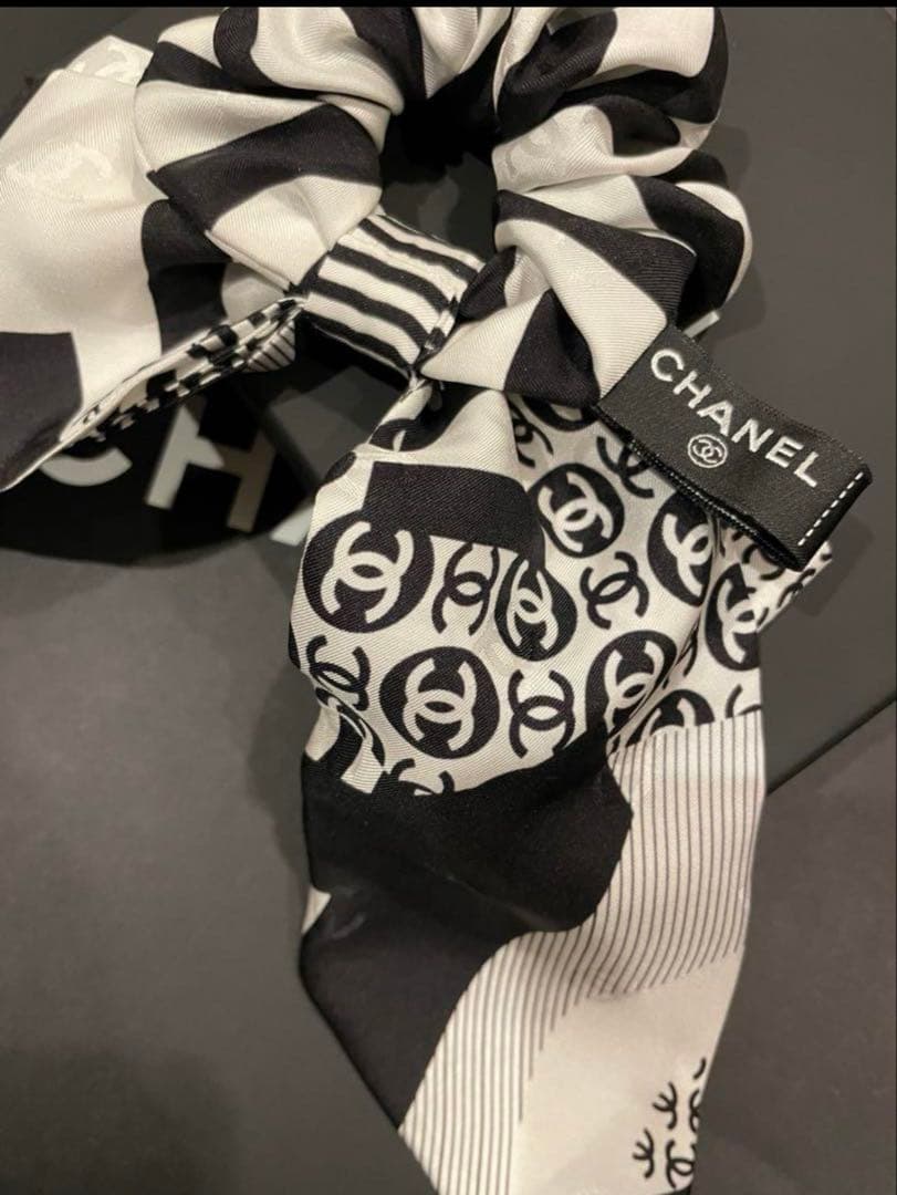 CHANEL2023 シルク　ヘアゴム　リボン　ブラックホワイト　お値下げ不可
