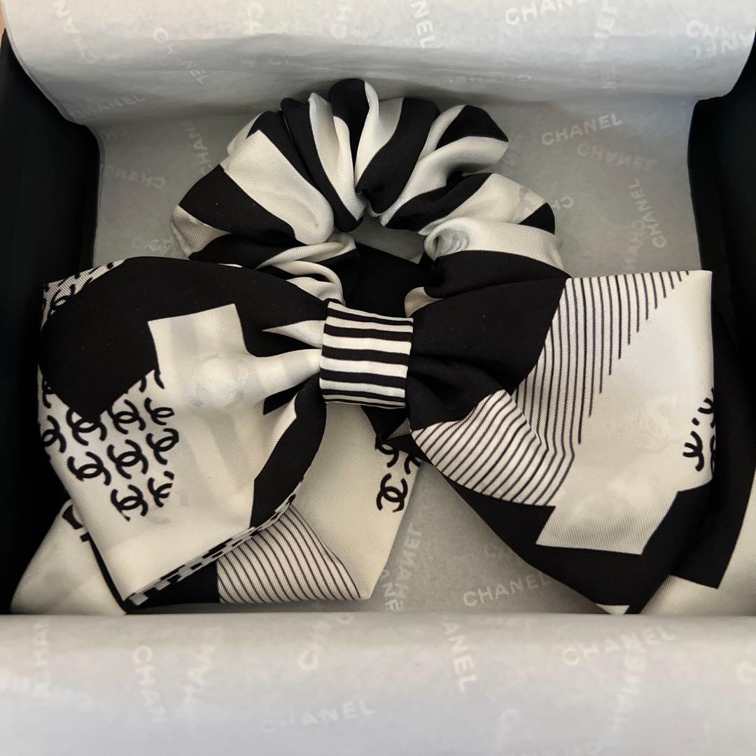 CHANEL2023 シルク　ヘアゴム　リボン　ブラックホワイト　お値下げ不可