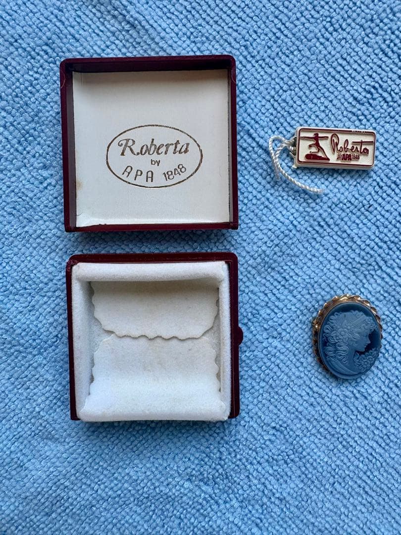 Roberta by APA カメオブローチ