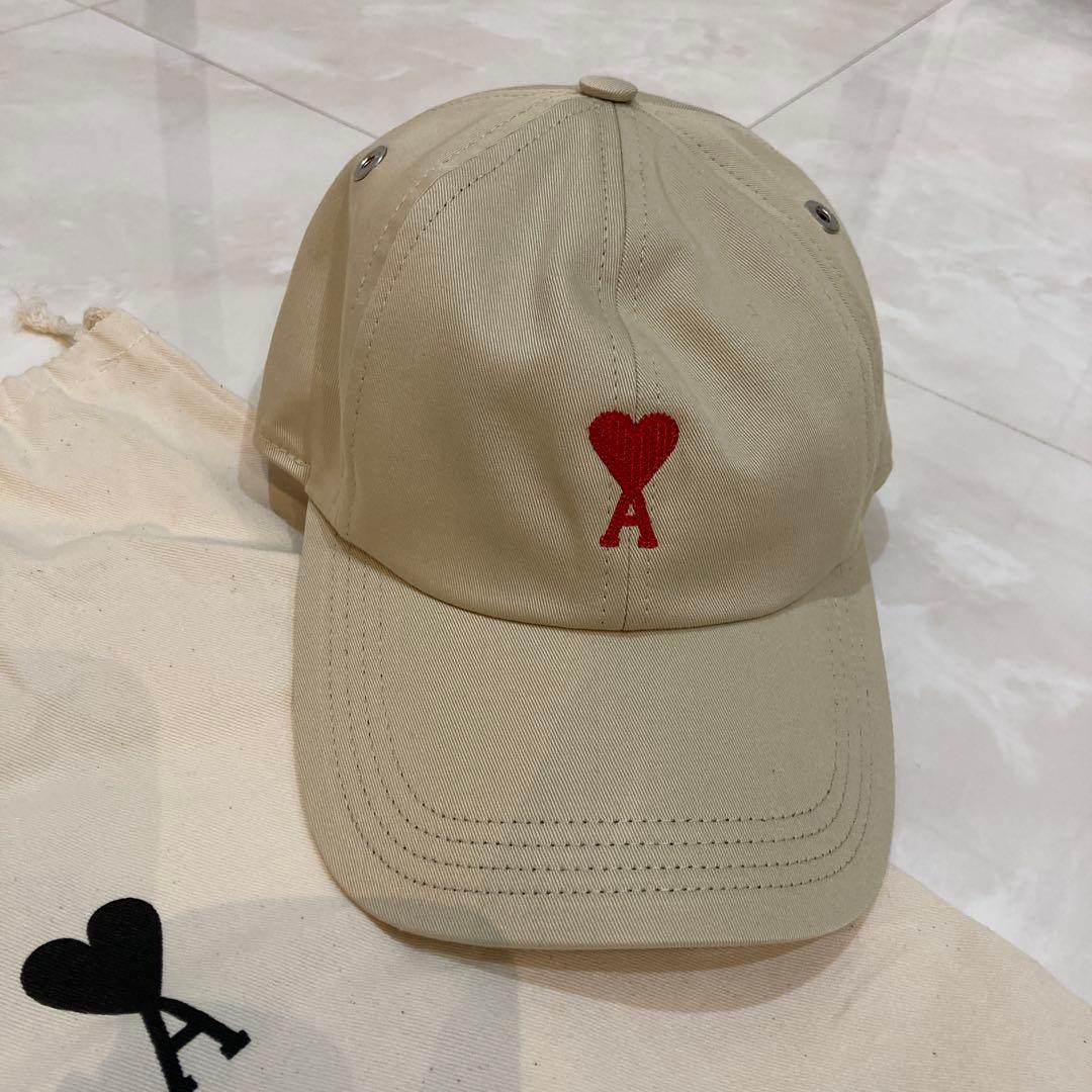 新春価格！新品　アミ　ami ベージュキャップ ハート刺繍 収納袋付き