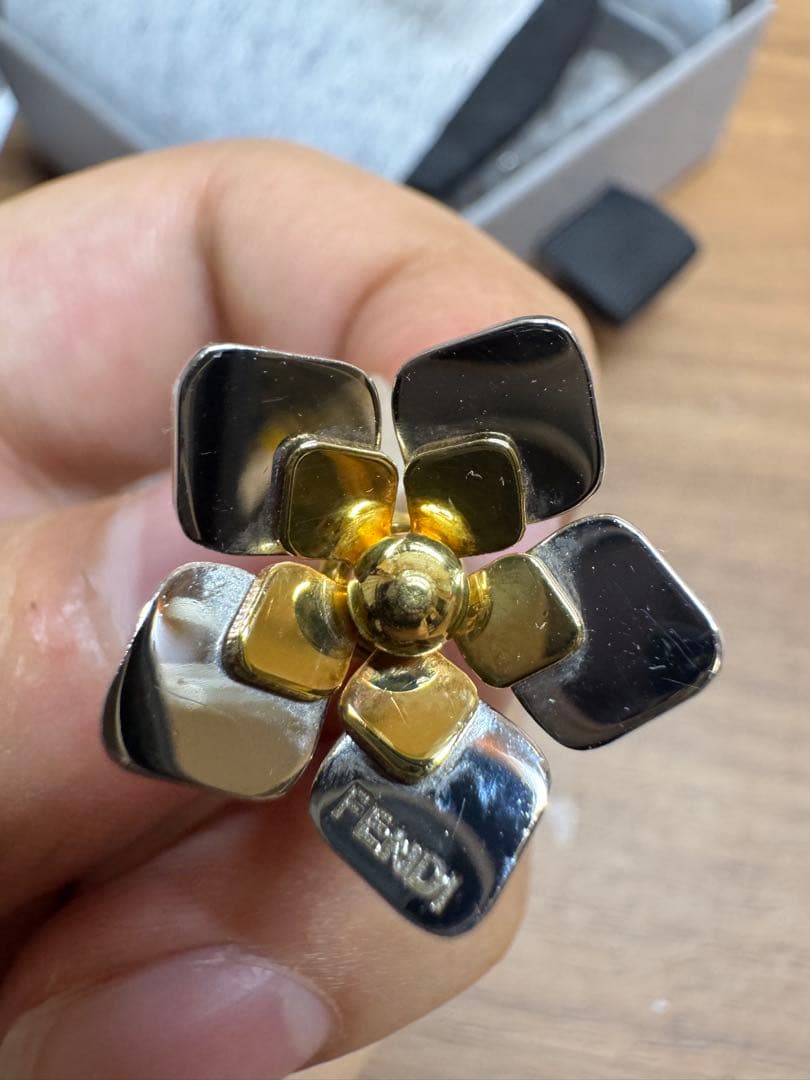 Fendi フラワーピアス シルバー ゴールド