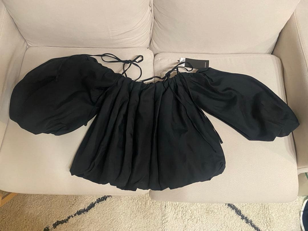 【新品タグ付き】anuans ボリューム　バルーン　トップス　アニュアンス　黒