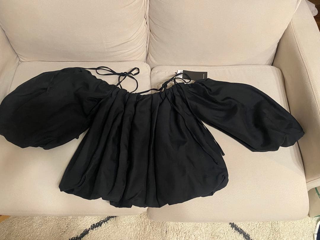 【新品タグ付き】anuans ボリューム　バルーン　トップス　アニュアンス　黒