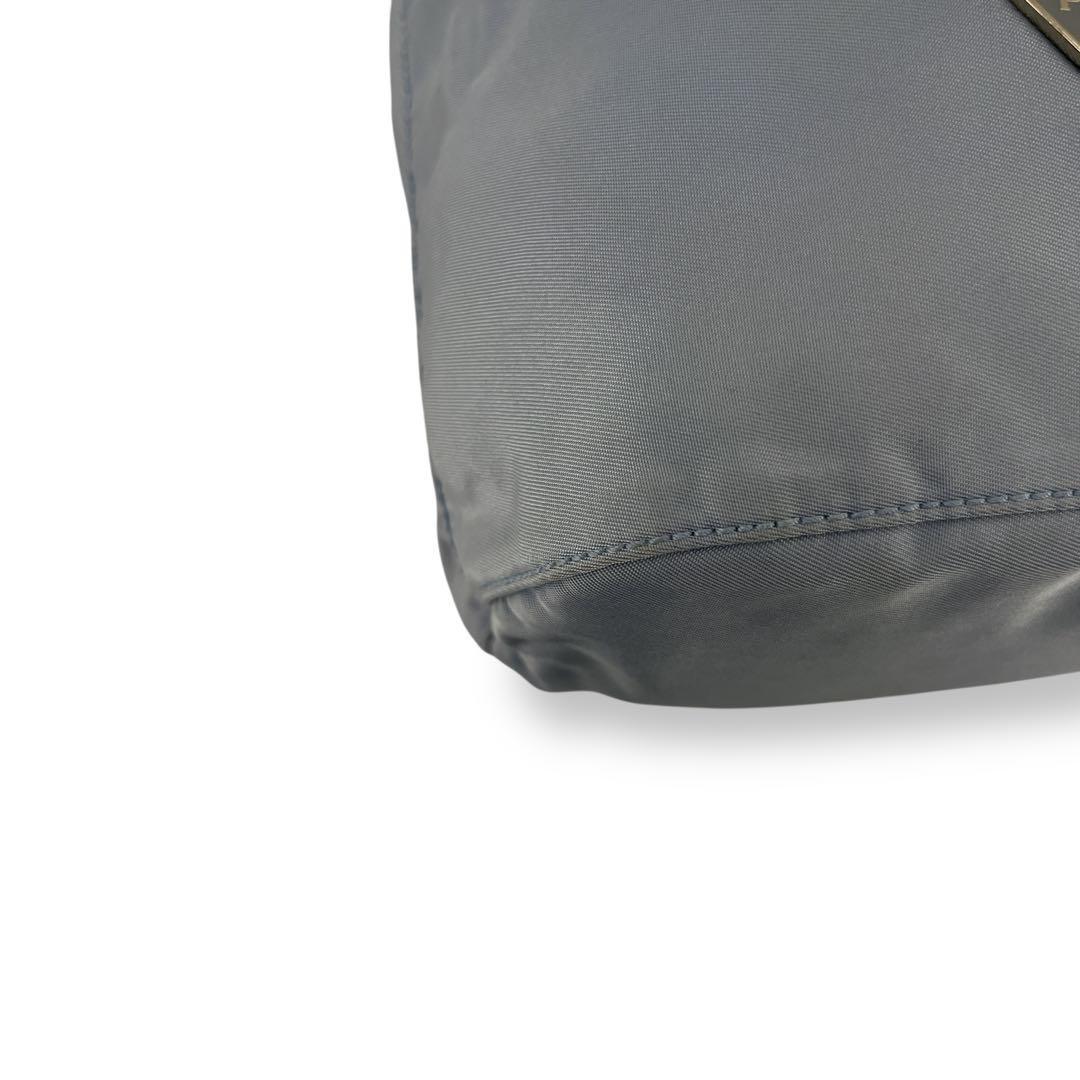 プラダ　ミニポーチ　巾着　化粧ポーチ　小物入れ　水色　ナイロン　三角ロゴ　y2k